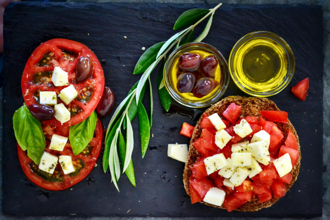 Обои картинки фото еда, разное, оливки, масло, сыр, помидоры