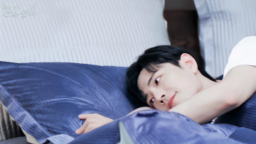 Картинка мужчины xiao+zhan лицо постель