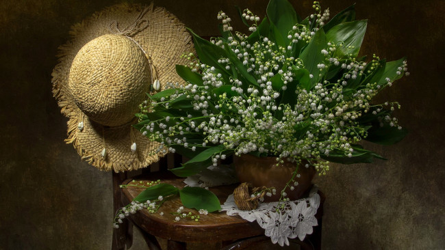 Обои картинки фото цветы, ландыши, шляпа, букет, ваза