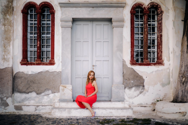 Обои картинки фото девушки, - рыжеволосые и разноцветные, двери, рыженькая, поза, платье