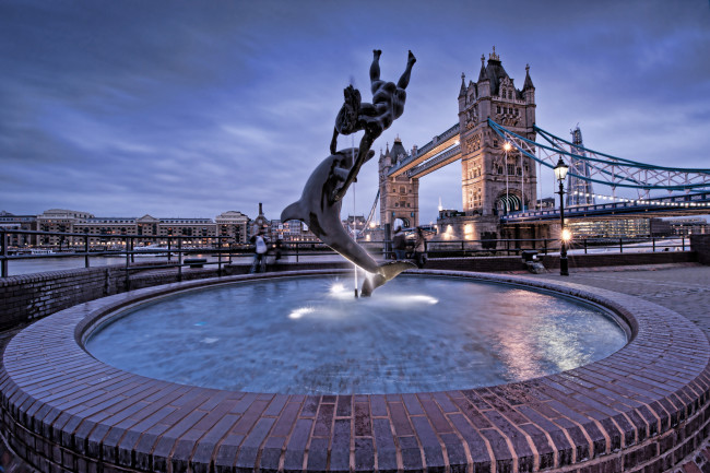 Обои картинки фото города, лондон, великобритания, девочка, мост, дельфин, фонтан, ночь