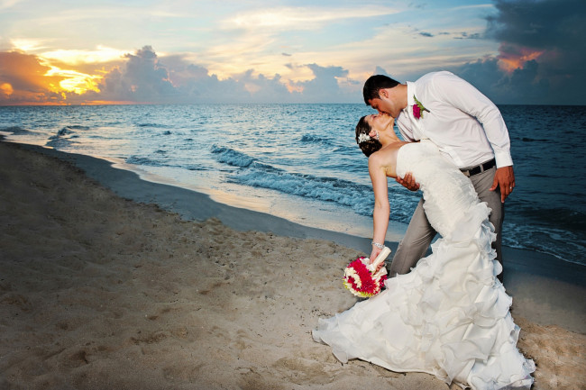 Обои картинки фото разное, мужчина женщина, жених, невеста, поцелуй, море, пляж