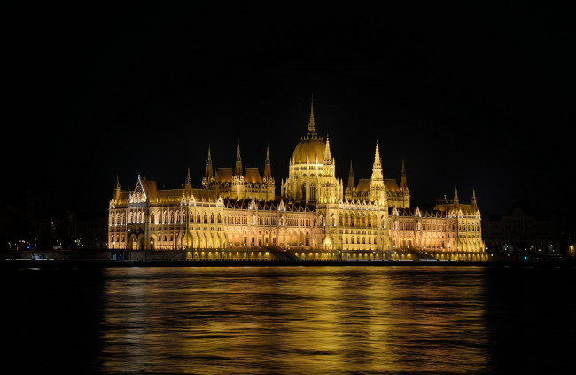 Обои картинки фото города, будапешт , венгрия, здание, парламента, будапешт, огни, столица, ночь, отражение, дунай, река, вода