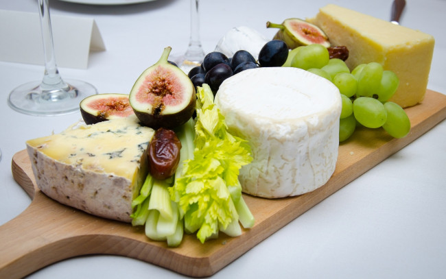 Обои картинки фото еда, сырные изделия, сыр, закуски, фрукты, виноград, сельдерей, инжир, финик