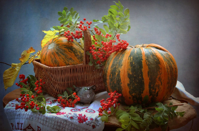 Обои картинки фото еда, тыква, натюрморт, рябина, овощи, осень, мышонок, фигурка