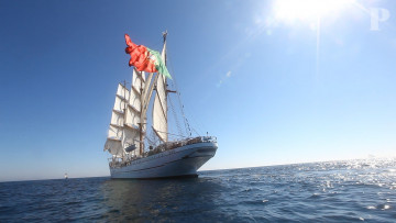 Картинка корабли парусники водоем флаг солнце