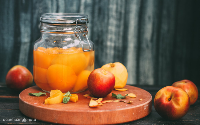 Обои картинки фото еда, персики,  сливы,  абрикосы, компот, банка, фрукт, доска, персик