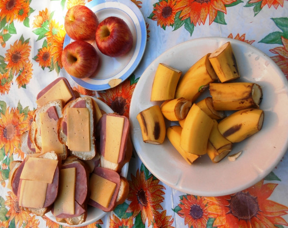 Обои картинки фото еда, бутерброды,  гамбургеры,  канапе, бананы, яблоки, хлеб, колбаса, сыр