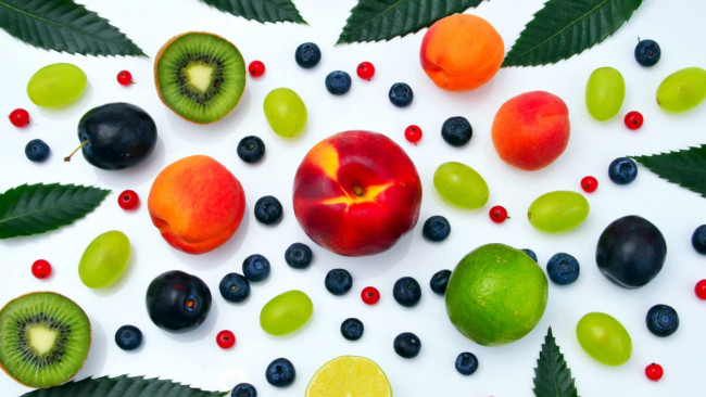 Обои картинки фото еда, фрукты,  ягоды, киви, сливы, черника