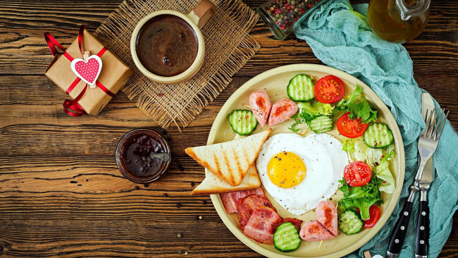 Обои картинки фото еда, Яичные блюда, кофе, колбаса, бекон, глазунья, яичница