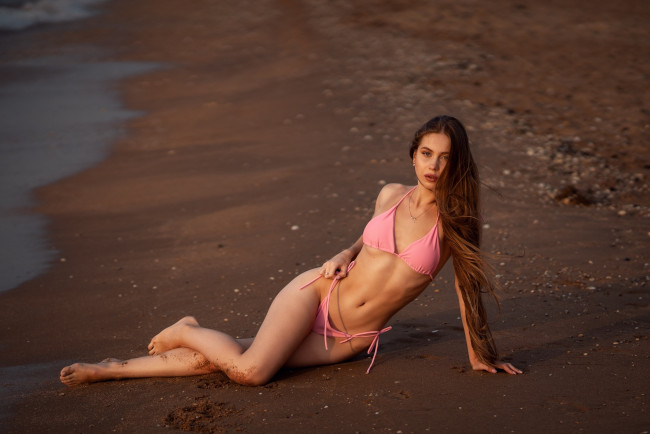 Обои картинки фото девушки, - рыжеволосые и разноцветные, пляж, бикини, поза