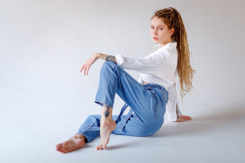 Картинка девушки -+брюнетки +шатенки модель женщины джинсы алена босиком на цыпочках игорь куприянов дреды брюки тату белая рубашка студия alyona german