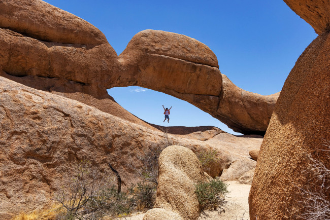 Обои картинки фото natural arch at spitzkoppe, namibia, природа, горы, natural, arch, at, spitzkoppe