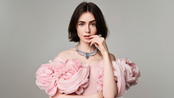 обоя 2024 lily collins bazaar thailand, девушки, lily collins, ювелирныe, украшения, harpers, bazaar, таиланд, актриса, лили, коллинз, картье, nature, sauvage, ожерельe