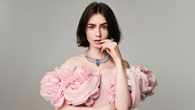 Обои картинки фото 2024 lily collins bazaar thailand, девушки, lily collins, ювелирныe, украшения, harpers, bazaar, таиланд, актриса, лили, коллинз, картье, nature, sauvage, ожерельe