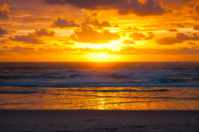 Обои картинки фото sunrise, природа, восходы, закаты, тучи, волны, пляж, океан, рассвет, горизонт