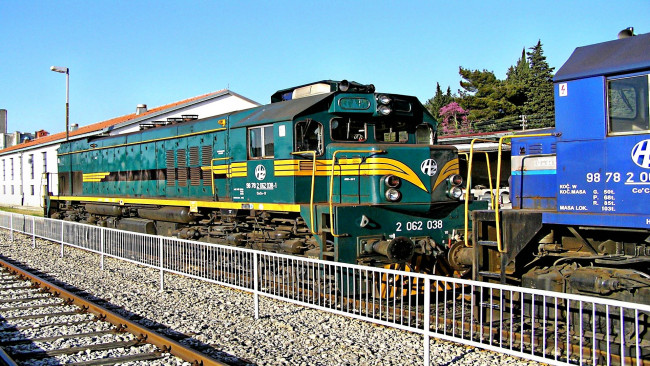 Обои картинки фото техника, локомотивы, вокзал, перрон, локомотив
