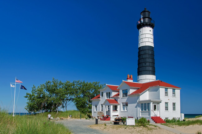 Обои картинки фото big, sable, point, lighthouse, ludington, michigan, природа, маяки, лудингтон, мичиган, домик