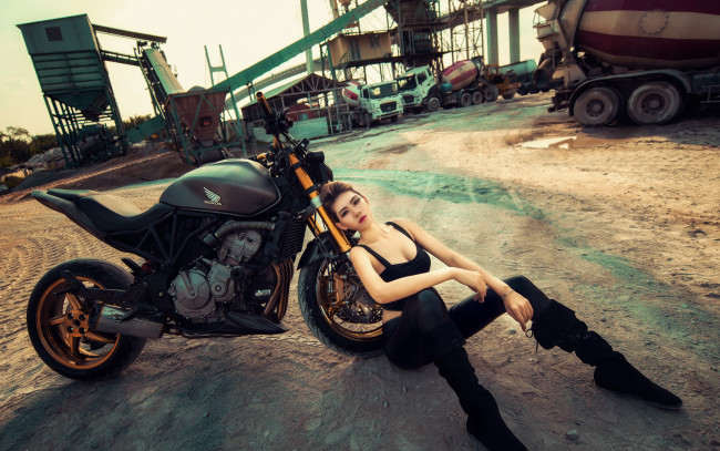 Обои картинки фото мотоциклы, мото с девушкой, мотоцикл, поза, девушка