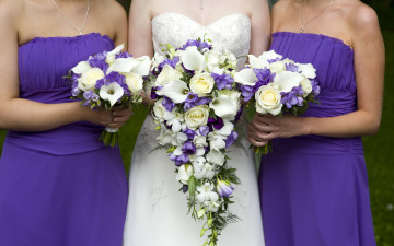 Картинка цветы букеты +композиции букет фрезия розы фиолетовый платье bride wedding подруги невеста