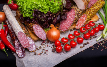 Картинка еда колбасные+изделия sausage tomatoes спнции салат колбаса лук vegetables meat помидоры перец доска овощи