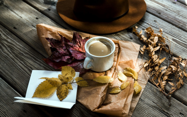Обои картинки фото еда, кофе,  кофейные зёрна, осень, листья, сухие, шляпа