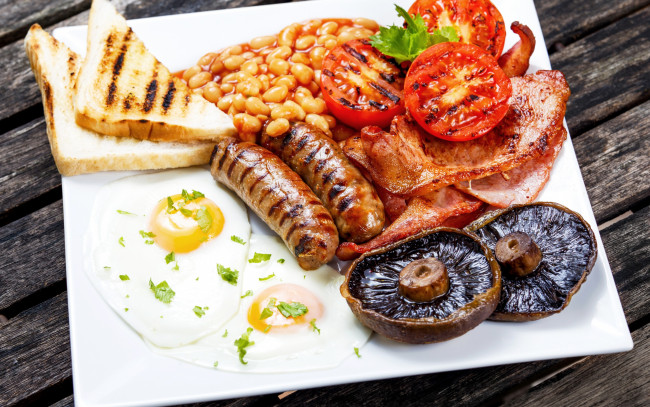 Обои картинки фото еда, разное, tomatoes, egg, sausage, бекон, грибы, мясо, фасоль, помидоры, хлеб, mushrooms, bacon, meat, яичница