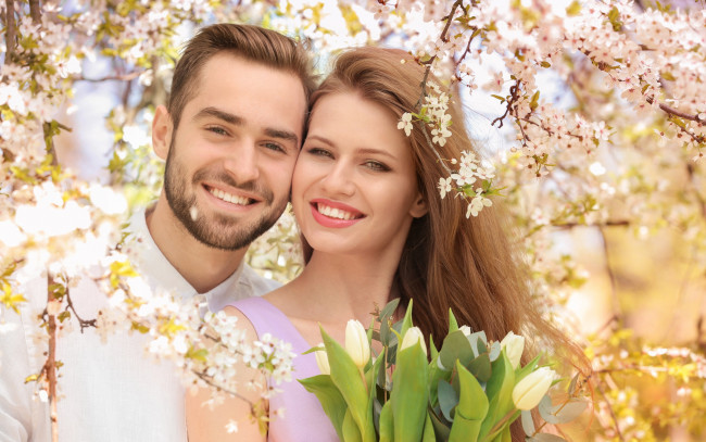 Обои картинки фото разное, мужчина женщина, девушка, love, радость, beautiful, весна, tulips, тюльпаны, мужчина, цветы, flowers, улыбка, влюбленные