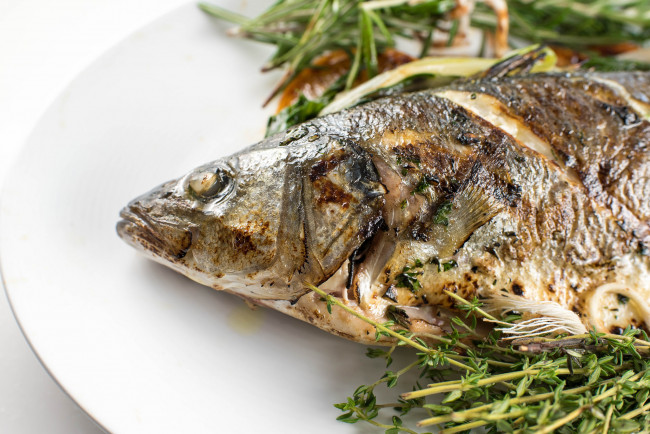 Обои картинки фото еда, рыба,  морепродукты,  суши,  роллы, вкусно, зелень, запеченная