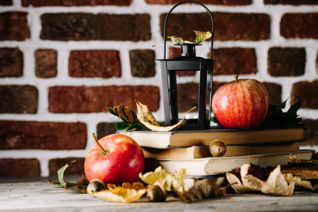 Обои картинки фото еда, Яблоки, листья, книги, яблоки, осень, осенние, плоды