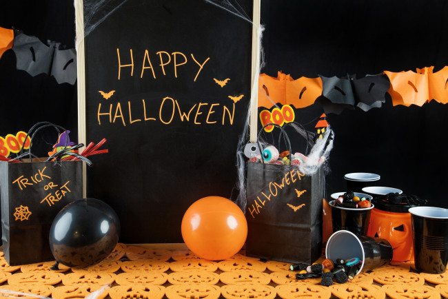 Обои картинки фото праздничные, хэллоуин, гирлянда, тыква, шар, стаканы, свечи, праздник, пауки, мармелад