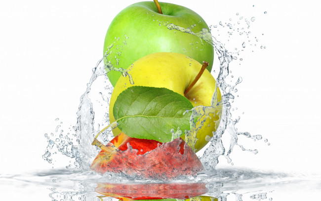 Обои картинки фото еда, Яблоки, листья, вода, яблоки, брызги