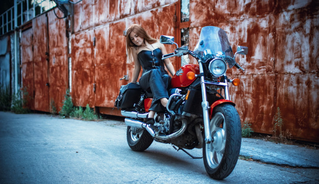 Обои картинки фото мотоциклы, мото с девушкой, девушка, красивая, супер, секси, няша, нежная, классная, модница, лапочка, мадам