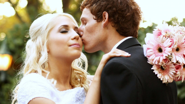 Обои картинки фото разное, мужчина женщина, блондинка, брюнет, букет, поцелуй