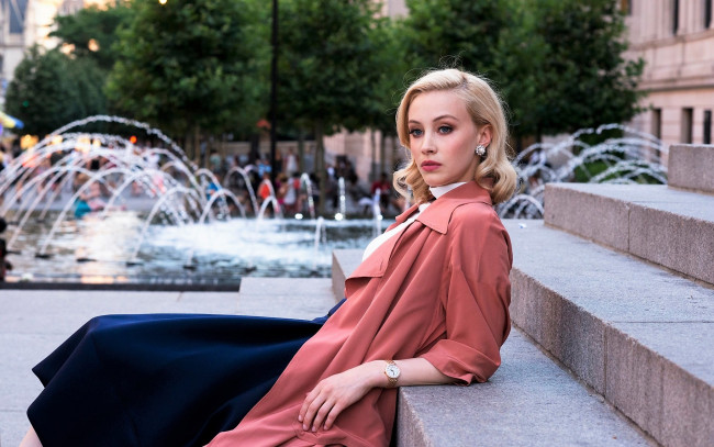 Обои картинки фото девушки, sarah gadon, блондинка, плащ, ступени, фонтан