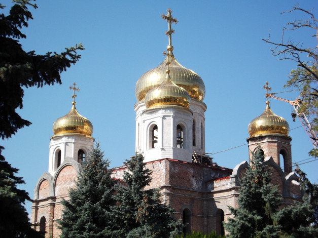 Обои картинки фото города, православные, церкви, монастыри, купола, ели, деревья