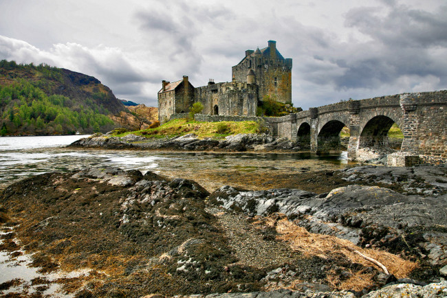 Обои картинки фото города, замок, эйлиан, донан, шотландия, мост, камни, река, облака