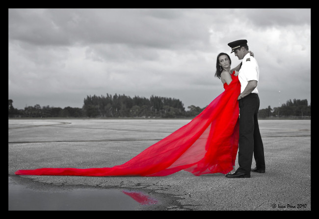 Обои картинки фото разное, мужчина женщина, красное, платье, объятия, пилот