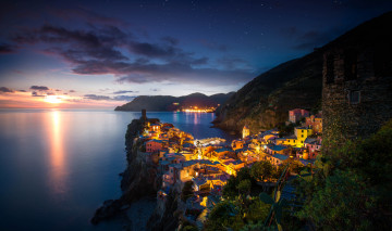 Картинка города -+пейзажи огни море дома ночь италия вернацца скалы горы звезды пейзаж
