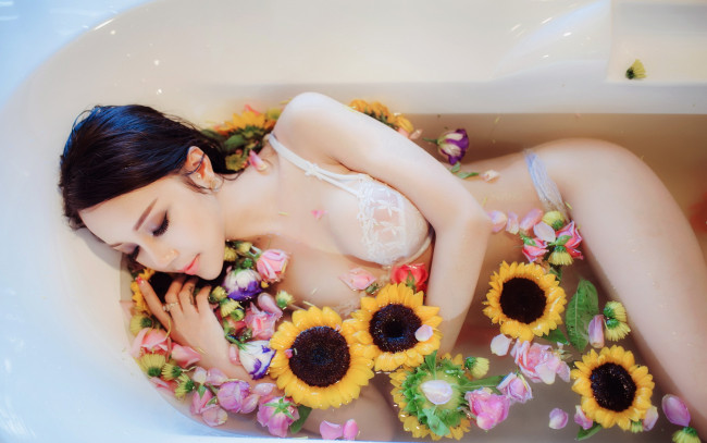 Обои картинки фото девушки, -unsort , азиатки, цветы, ванна, девушка