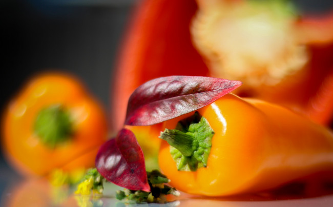 Обои картинки фото еда, перец, овощ, зелень, болгарский, макро