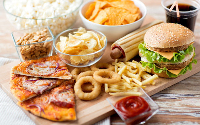Обои картинки фото еда, разное, луковые, кольца, бургер, чипсы, фаст-фуд, картофель, фри, пицца