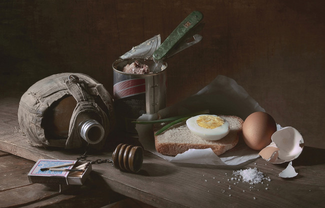 Обои картинки фото еда, натюрморт, хлеб, спички, соль, закуска, фляжка, яйцо