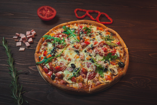 Обои картинки фото еда, пицца, начинка, томат, перец, ветчина