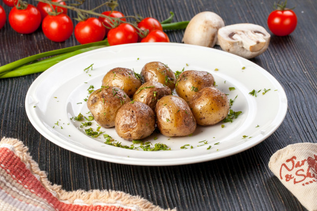 Обои картинки фото еда, картофель, запеченный, грибы, помидор, томаты
