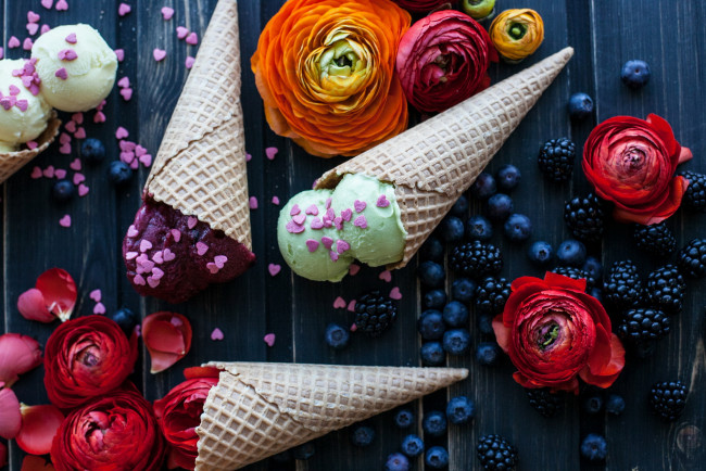 Обои картинки фото еда, мороженое,  десерты, цветы, вафельный, рожок