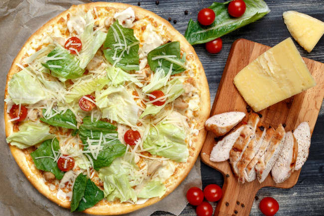 Обои картинки фото еда, пицца, сыр, мясо, салат, помидор, томаты