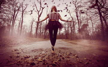 Картинка девушки -unsort+ брюнетки темноволосые осень дорога листья пуанты юбка балерина