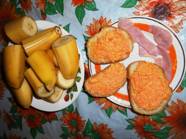 Обои картинки фото еда, бананы, колбаса, хлеб, бутерброды
