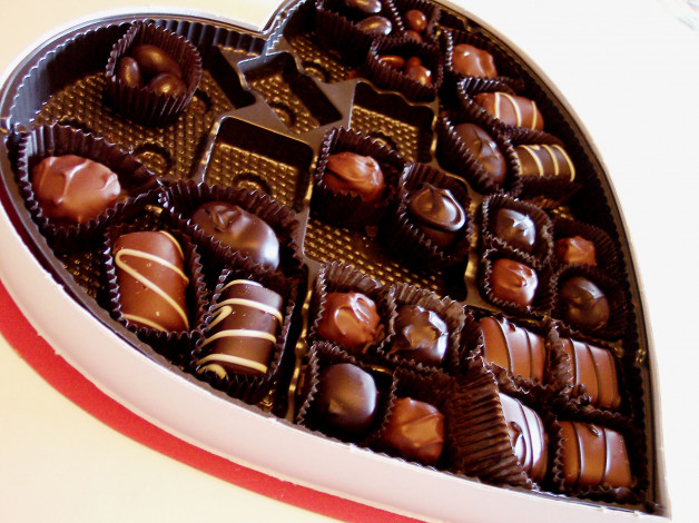 Обои картинки фото еда, конфеты,  шоколад,  сладости, сердечко, коробка, ассорти